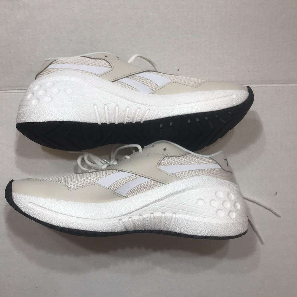 New rare women Reebok metreon chulk